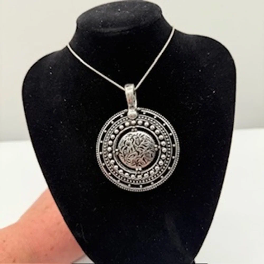 Premier Designs Silver Reversible Purple Stone Round Pendant Necklace - Picture 3 of 4